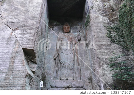 石牆上雕刻著石佛像 石牆上雕刻著石佛像 138247167