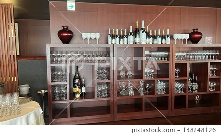 高檔餐廳裡陳列的葡萄酒杯和香檳酒瓶 高檔餐廳裡陳列的葡萄酒杯和香檳酒瓶 138248126