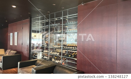 位於豪華飯店休息室內的玻璃酒窖。 位於豪華飯店休息室內的玻璃酒窖。 138248127