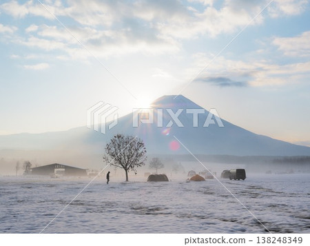 Sunrise at the foot of the snow in Shizuoka Prefecture, March Sunrise at the foot of the snow in Shizuoka Prefecture, March 138248349