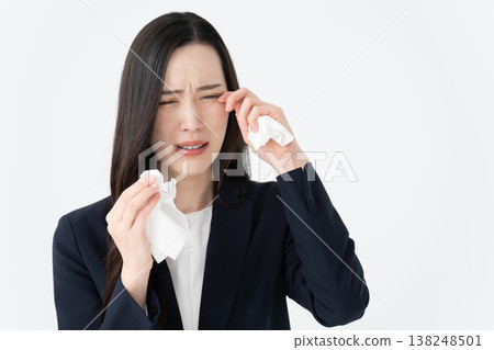 一位患有花粉症的女士揉了揉眼睛。 一位患有花粉症的女士揉了揉眼睛。 138248501