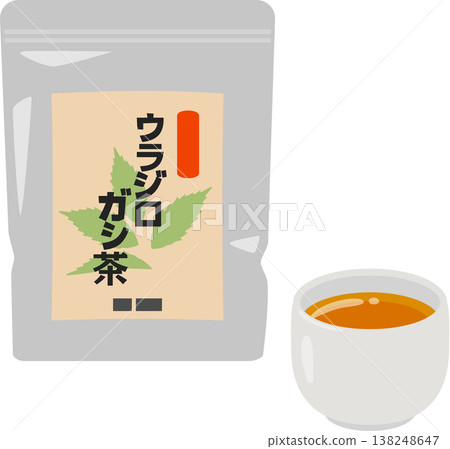 日本常綠橡樹茶的包裝和茶杯中的茶葉。 日本常綠橡樹茶的包裝和茶杯中的茶葉。 138248647