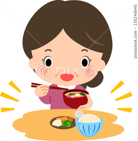一位中年婦女正在吃米飯、泡菜和味噌湯。 一位中年婦女正在吃米飯、泡菜和味噌湯。 138248648