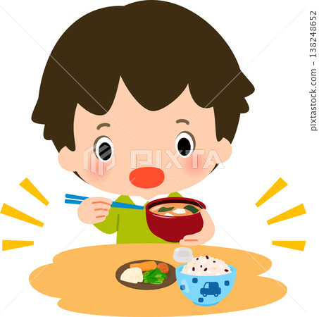 一個男孩正在吃米飯、泡菜和味噌湯。 一個男孩正在吃米飯、泡菜和味噌湯。 138248652