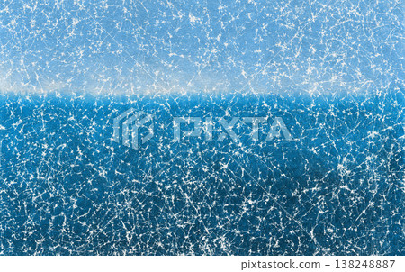 手工揉皺的日本紙，帶有深淺不一的藍色漸變。 138248887