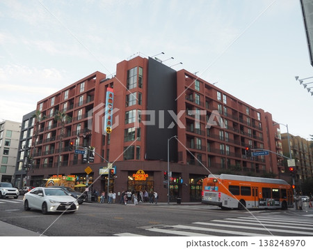 好萊塢、洛杉磯的城市景觀，以及有行人天橋的城市景觀。 138248970