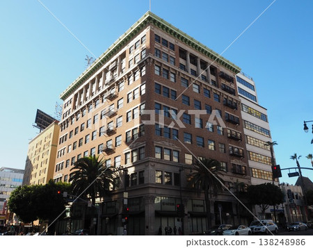 好萊塢、洛杉磯的城市景觀,以及有行人天橋的城市景觀。 好萊塢、洛杉磯的城市景觀,以及有行人天橋的城市景觀。 138248986