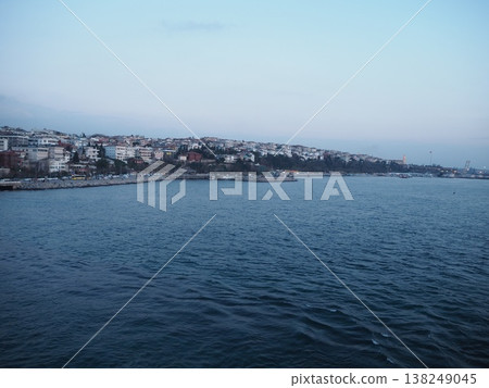 伊斯坦堡的日落和海峽風光：土耳其城市和海濱景色 138249045
