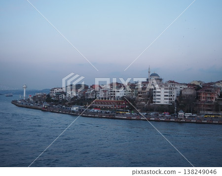 伊斯坦堡的日落和海峽風光：土耳其城市和海濱景色 138249046