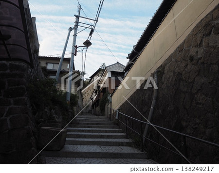 The alleys, harbor, and cats of Onomichi: A nostalgic glimpse into the hilly streets of Hiroshima Prefecture. 138249217
