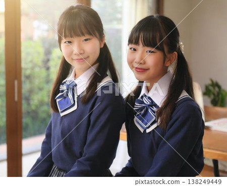 兩名面帶微笑的高中女生的特寫鏡頭(人工智慧生成) 兩名面帶微笑的高中女生的特寫鏡頭(人工智慧生成) 138249449