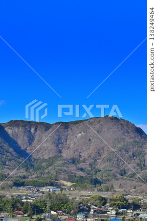 三峰岳,櫻花盛開的季節,從月夜野大橋眺望。 三峰岳,櫻花盛開的季節,從月夜野大橋眺望。 138249464