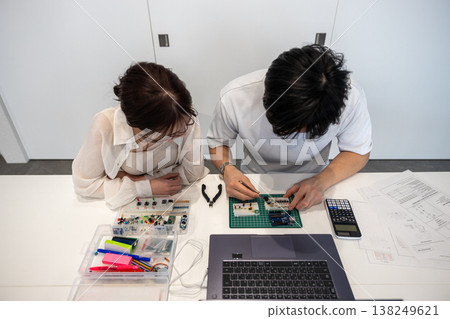 學習電子電路的青年男女 學習電子電路的青年男女 138249621