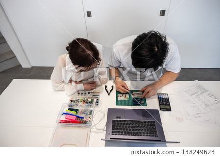 學習電子電路的青年男女 138249623