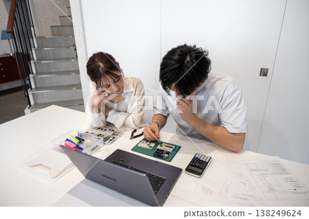 學習電子電路的青年男女 138249624