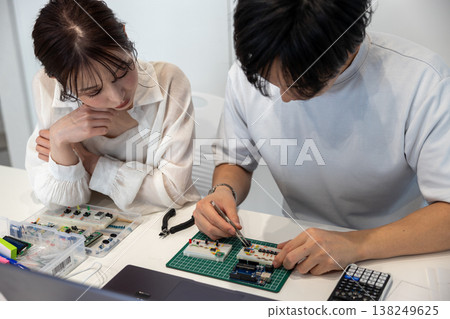 學習電子電路的青年男女 學習電子電路的青年男女 138249625