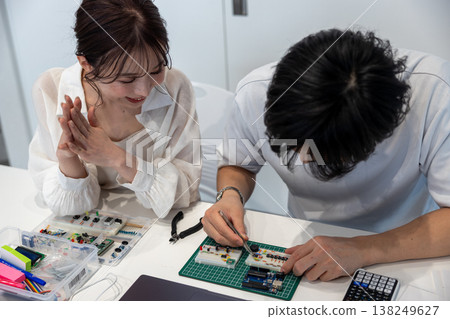 學習電子電路的青年男女 學習電子電路的青年男女 138249627