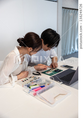 學習電子電路的青年男女 學習電子電路的青年男女 138249726