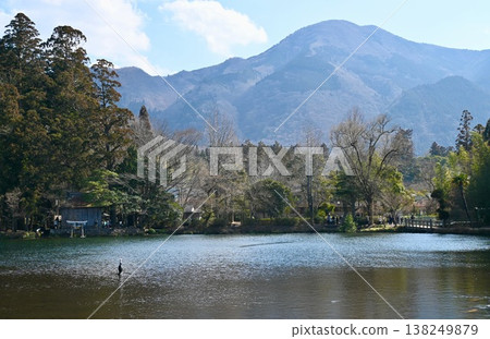 大分縣由布院金麟湖的景色。 大分縣由布院金麟湖的景色。 138249879