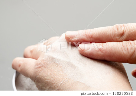 女人的手在化妝；她的手在撲粉。 138250588