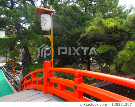 大阪府大阪市住吉區住吉大社的紅色拱橋（太鼓橋） 138251297