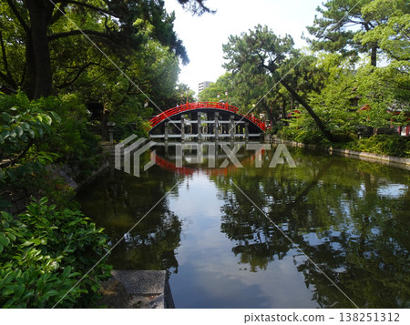 大阪府大阪市住吉區住吉大社的紅色拱橋(太鼓橋) 大阪府大阪市住吉區住吉大社的紅色拱橋(太鼓橋) 138251312