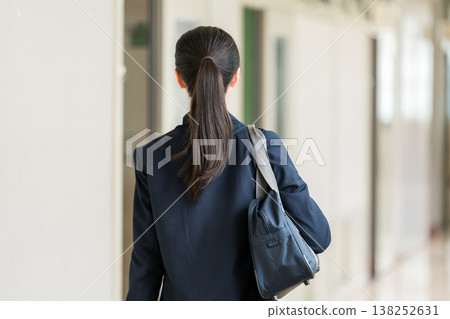 穿著校服的小學、國中和高中女學生在學校走廊上行走的背影 穿著校服的小學、國中和高中女學生在學校走廊上行走的背影 138252631