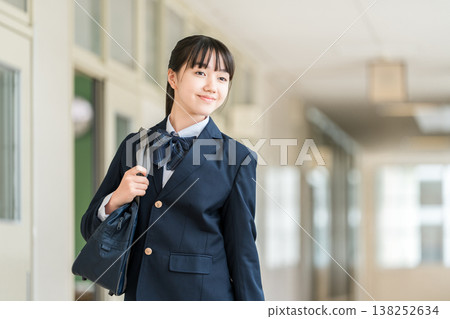 穿著制服的女學生、小學生、國中生和高中生走在學校走廊 穿著制服的女學生、小學生、國中生和高中生走在學校走廊 138252634