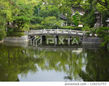 從住吉大社的反橋(太鼓橋)眺望(大阪府大阪市住吉區住吉) 從住吉大社的反橋(太鼓橋)眺望(大阪府大阪市住吉區住吉) 138252757