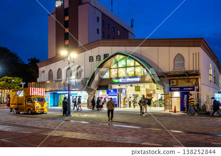 夜幕下的目白站：車站大樓閃閃發光的彩色玻璃窗和周圍的城鎮景色。 138252844
