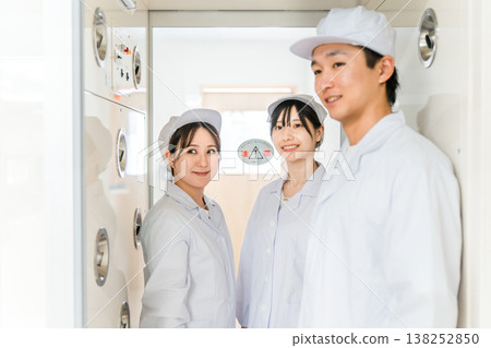People who work in factories with air showers and clean rooms 138252850