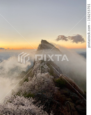 Ishizuruyama floating in the sea of clouds Ishizuruyama floating in the sea of clouds 138253701