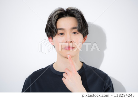 一位年輕男子直視鏡頭,擔憂下巴上的痤瘡和脫髮問題。 一位年輕男子直視鏡頭,擔憂下巴上的痤瘡和脫髮問題。 138254243