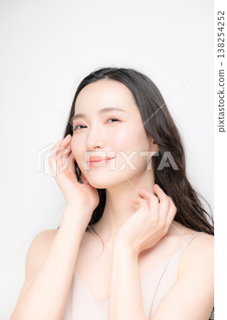 一張容光煥發、水潤飽滿、奢華動人的美照，照片中人物表情略帶憂鬱，目光直視鏡頭。 138254252