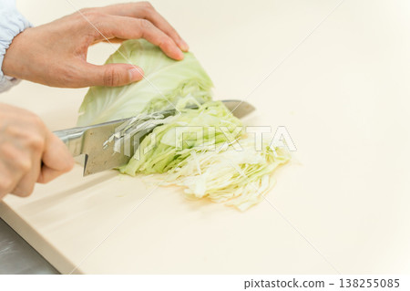 食品加工廠工作人員正在切捲心菜 食品加工廠工作人員正在切捲心菜 138255085