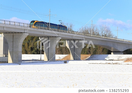 雪中疾馳的列車:宇都宮輕軌,飛山城遺址站 雪中疾馳的列車:宇都宮輕軌,飛山城遺址站 138255293