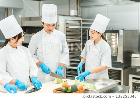 在食品工廠、超市、餐廳工作的廚師、廚師、廚師 138255345