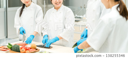 Chefs, cooks, and cooks working in food factories, supermarkets, and restaurants 138255346