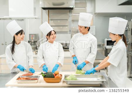 在食品工廠、超市、餐廳工作的廚師、廚師、廚師 138255349
