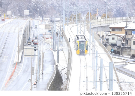 一輛電車行駛在雪中:宇都宮輕軌 一輛電車行駛在雪中:宇都宮輕軌 138255714