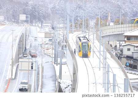 一輛電車行駛在雪中：宇都宮輕軌 138255717