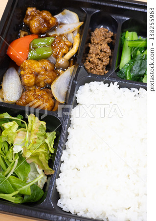 美味的糖醋豬肉便當盒 美味的糖醋豬肉便當盒 138255963
