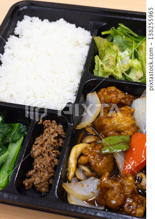 美味的糖醋豬肉便當盒 美味的糖醋豬肉便當盒 138255965