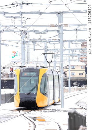Utsunomiya Hiraishi Station "Light Rail and Snow Scenery" 138256393