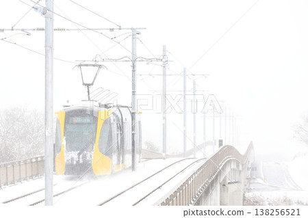 有軌電車在雪地裡行駛 138256521