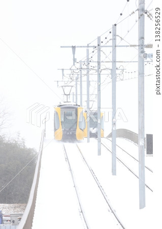有軌電車在雪地裡行駛 138256529