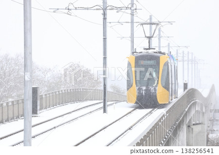 有軌電車在雪地裡行駛 138256541