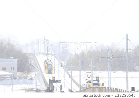 有軌電車在雪地裡行駛 138256545