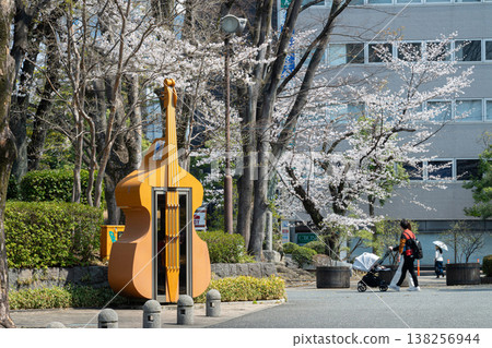 音樂廳前方安裝了一個低音提琴造型的電話亭。 音樂廳前方安裝了一個低音提琴造型的電話亭。 138256944