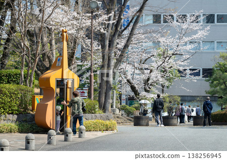 音樂廳前方安裝了一個低音提琴造型的電話亭。 138256945